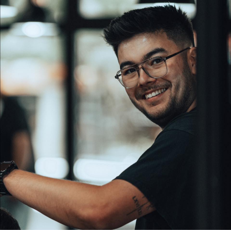 Barber z Pracowni Fryzur Męskich.