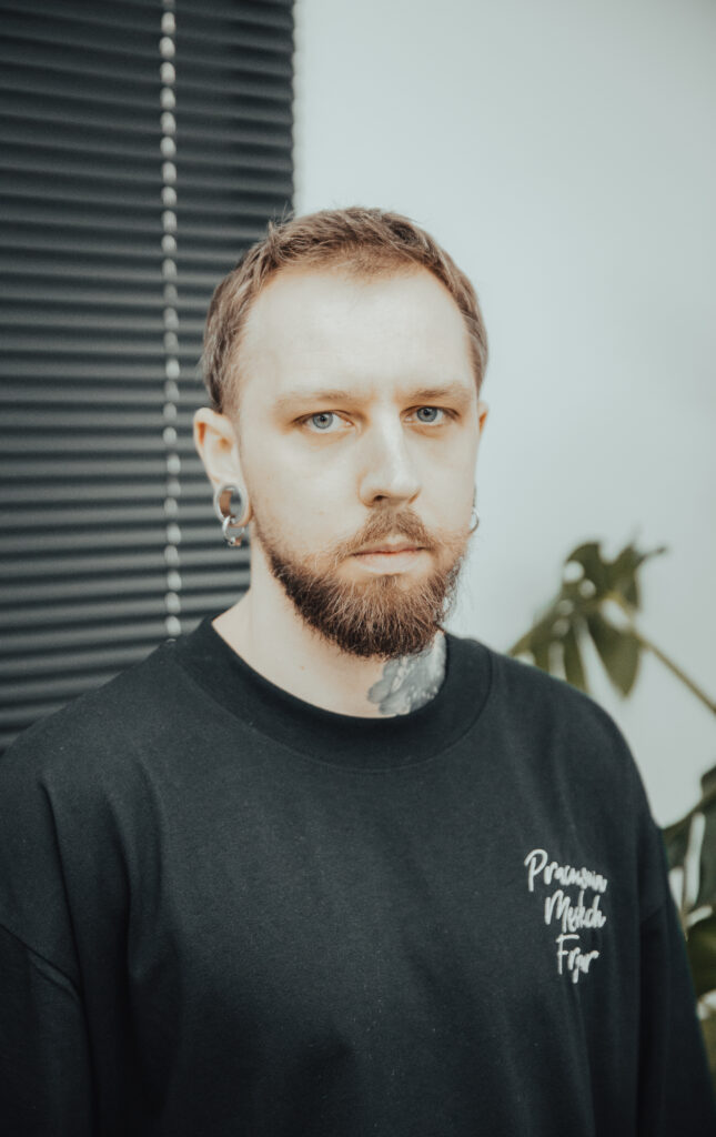 Profesjonalny barber z zakładu barberskiego Bielsko-Biała, Pracownia Męskich Fryzur.