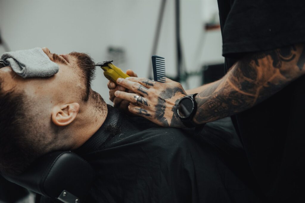 Konturowanie i strzyżenie brody trymerem u barbera w Bielsku-Białej – salon Pracownia Męskich Fryzur