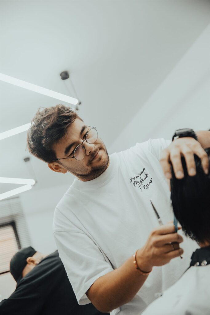 Barber Bielsko-Biała strzyże włosy męskie nożyczkami i grzebieniem w salonie Pracownia Męskich Fryzur