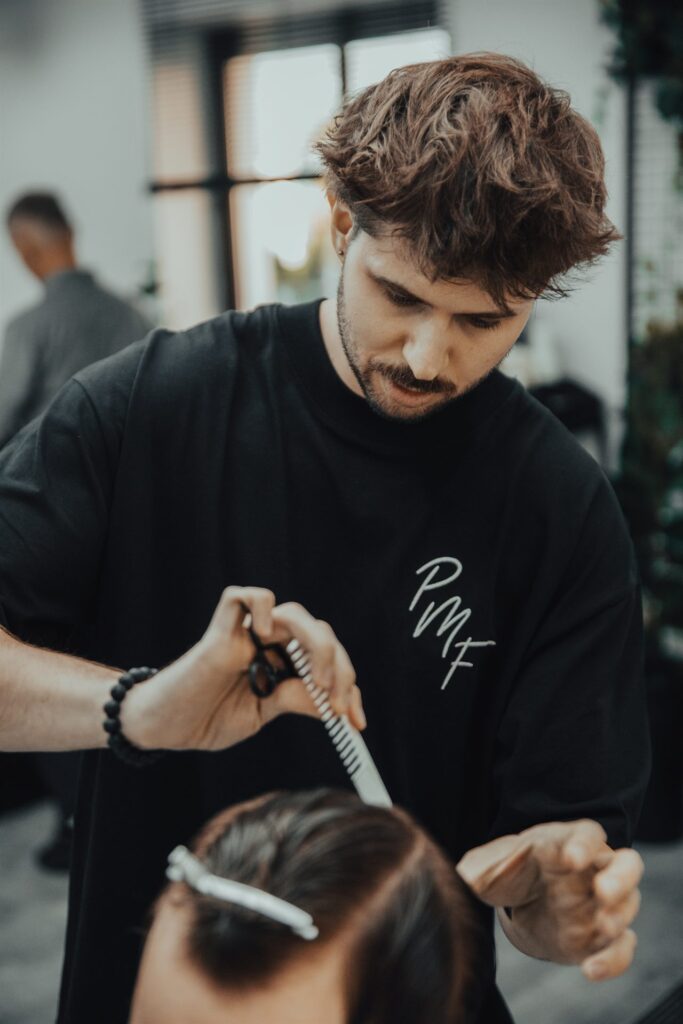 Barber Bielsko-Biała wykonuje sekcjonowanie i strzyżenie włosów nożyczkami w Pracowni Męskich Fryzur